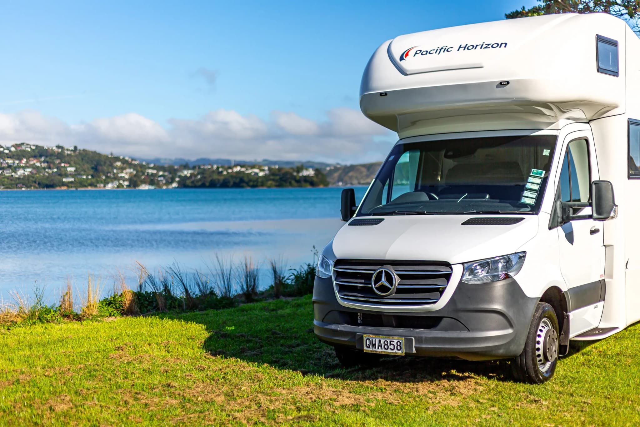 SAM 6 Bett Premium Wohnmobil für Familien von Pacific Horizon am Strand bei Nacht in Neuseeland