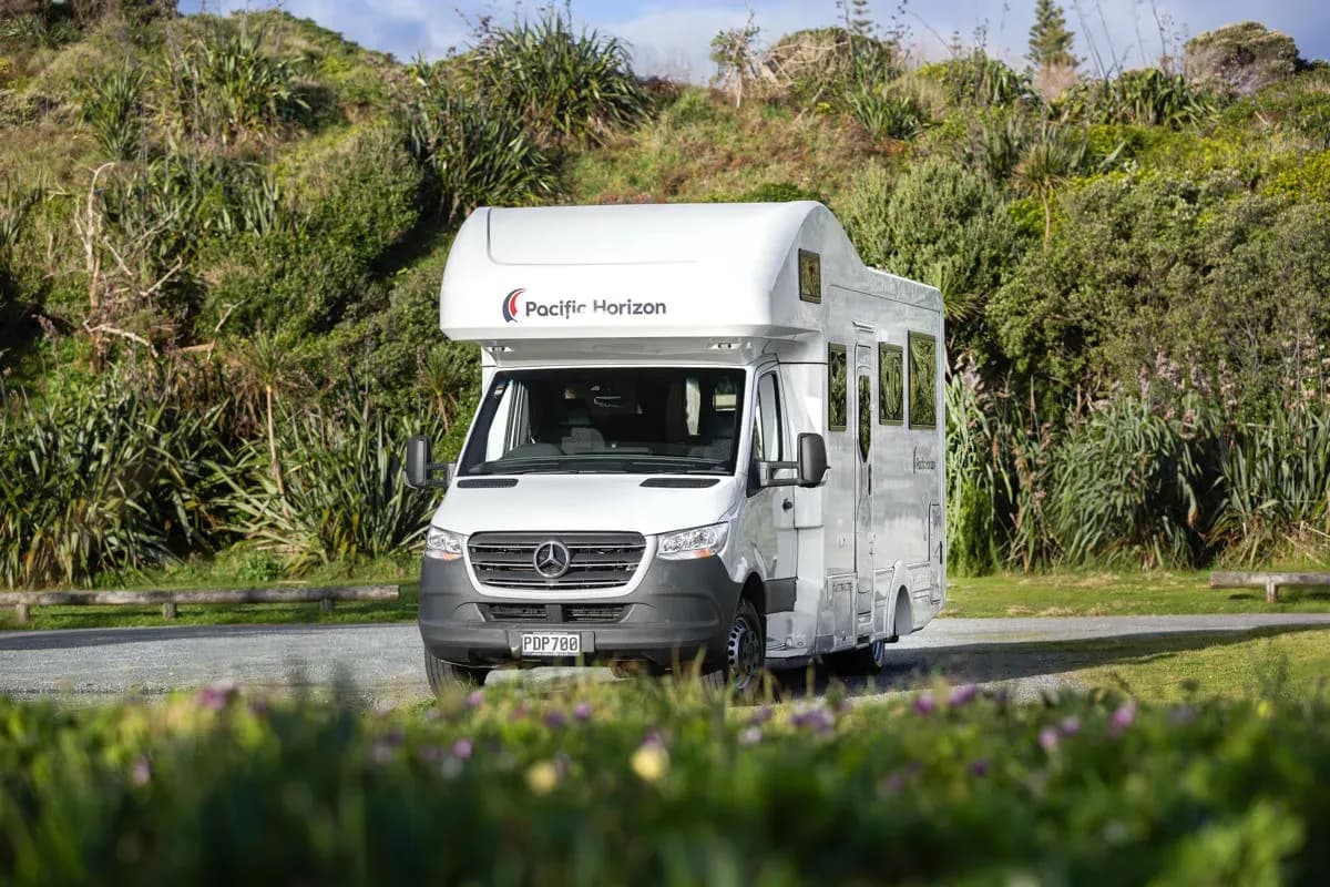SAM 6 Berth Motorhome von Pacific Horizon auf einer Wiese in Neuseeland