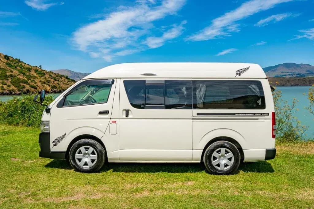 HiWay Runner von Road Runner Rentals steht vor einem See in Neuseeland