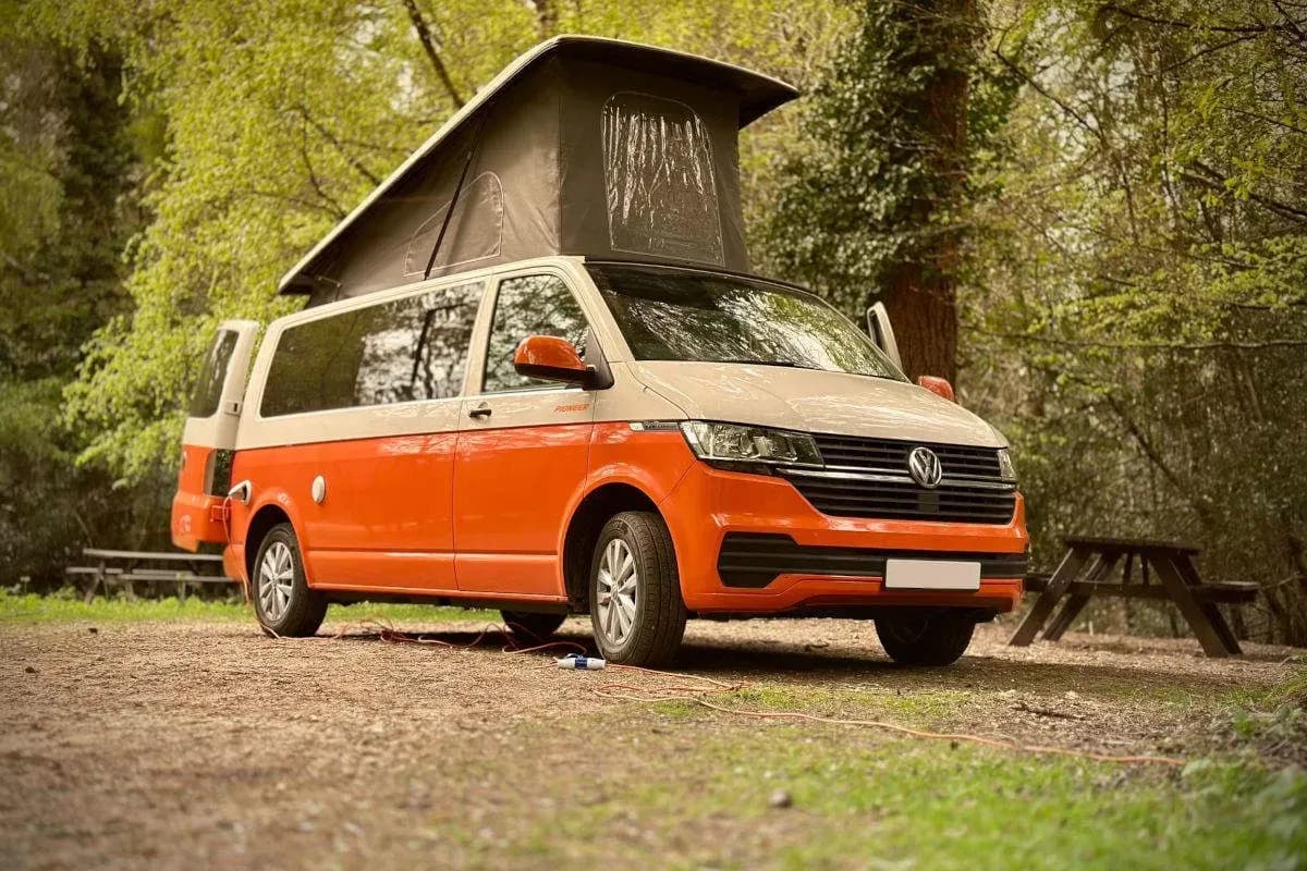 Den Cosmo von Spaceship Rentals in Neuseeland günstig über die CamperOase mieten.