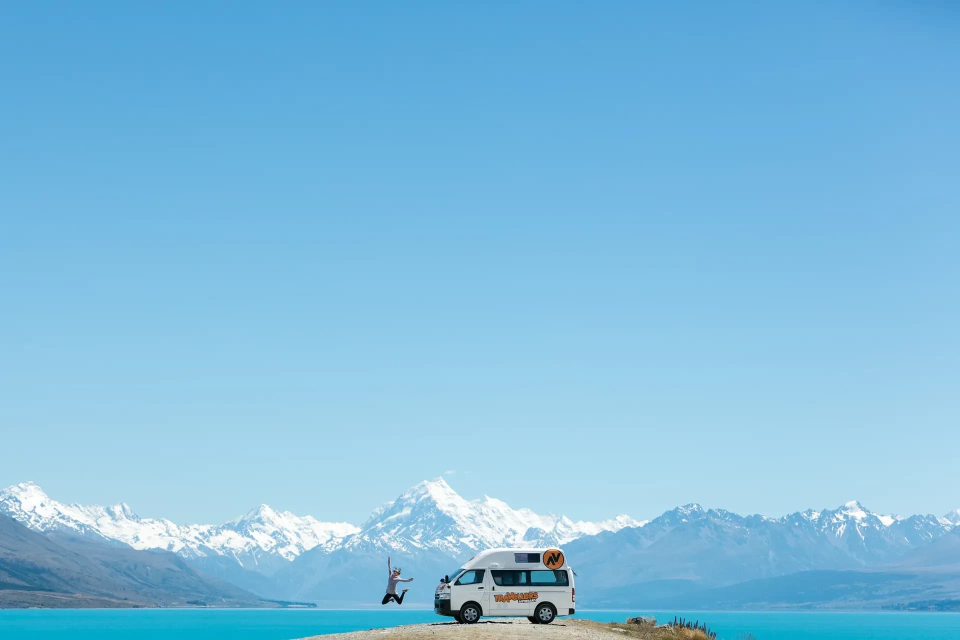 Kuga self-contained Hitop Campervan von Travellers Autobarn vor Mount Cook in Neuseeland