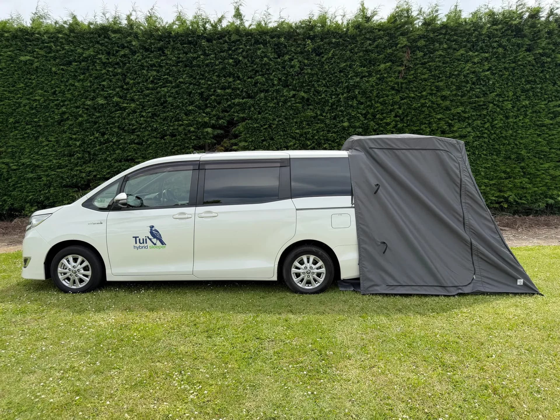 TUI Hybrid Sleeper von TUI Campers geparkt auf einer Wiese in Neuseeland