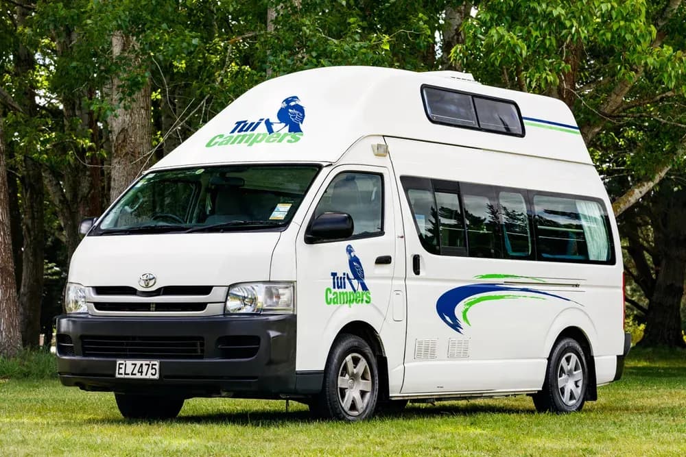 Trail Finder 4+1 Hitop Camper von TUI Campers auf einer Wiese in Neuseeland