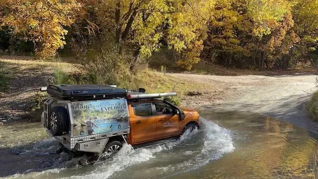 Neuseeland, TUI Campers, Wildtrack 4WD Bush Ranger, Durch Wasser fahrend