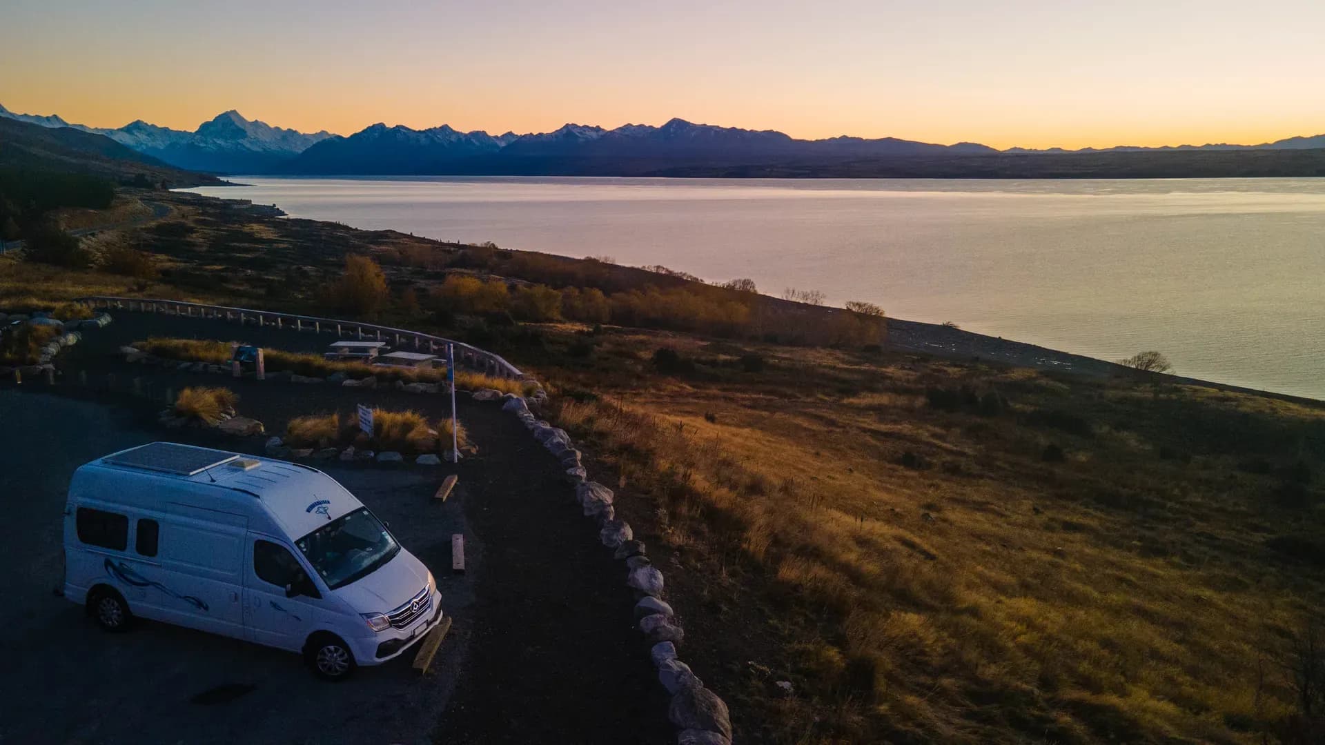 Blick auf Camper in Vogelperspektive vor einem See