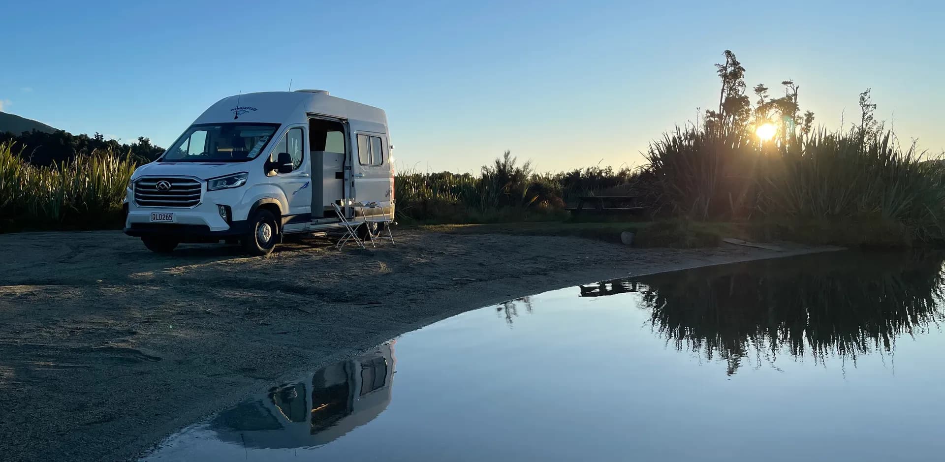 Camper geparkt auf Wiese