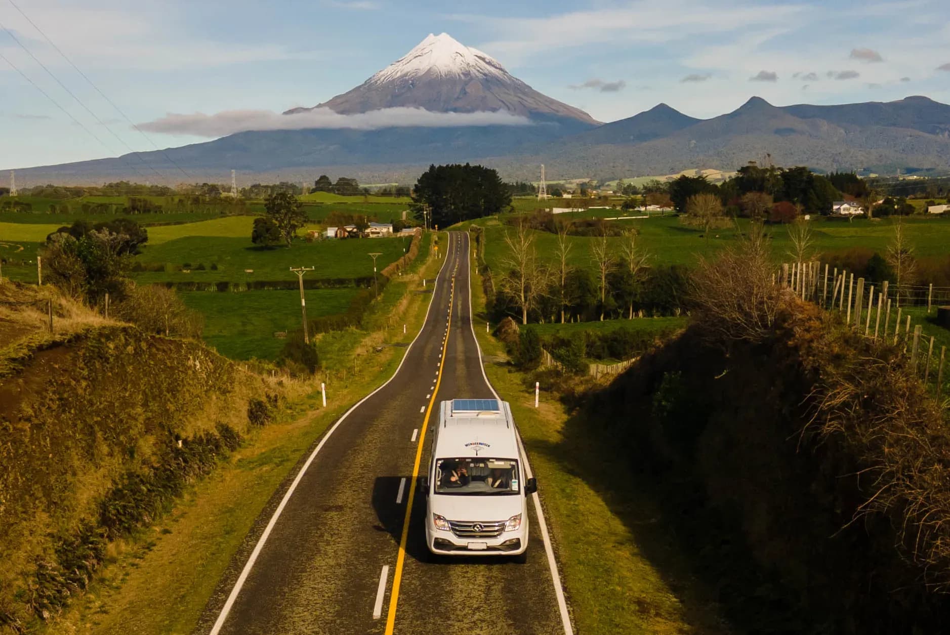 Blick auf Camper auf Straße fahrend