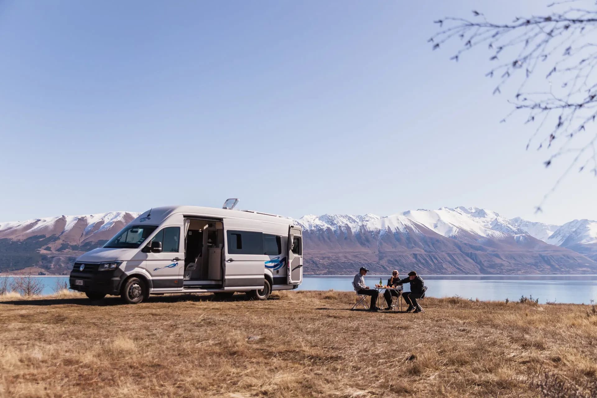 Camper parkend bei Sonnenuntergang