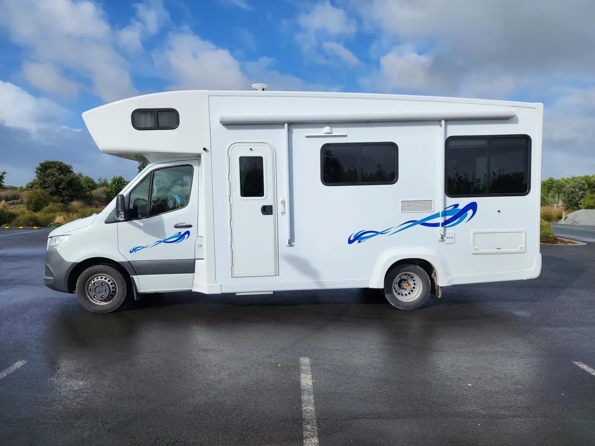 Camper auf einem Parkplatz