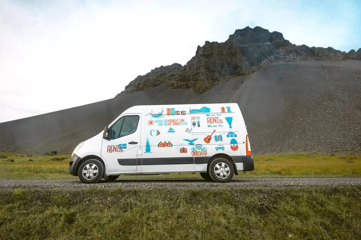 Rent.is Renault Master 5 Campervan mit buntem Design, Seitenansicht