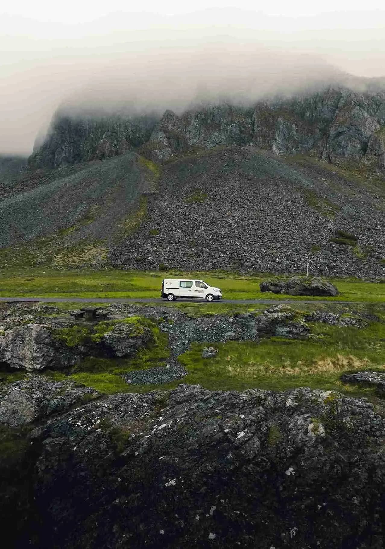 Rent.is Renault Trafic 3 in grüner Landschaft vor einem Berg
