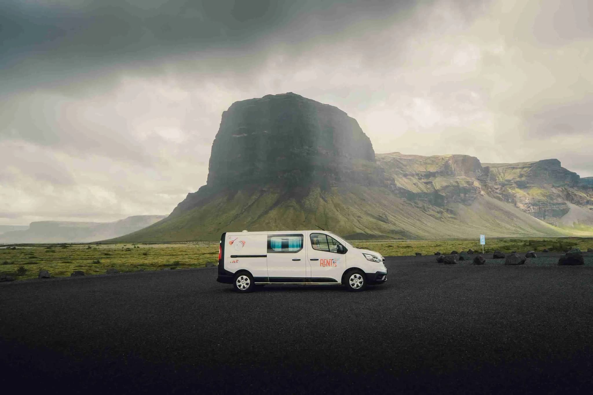 Rent.is Renault Trafic 3 vor einem Tafelberg im Nebel