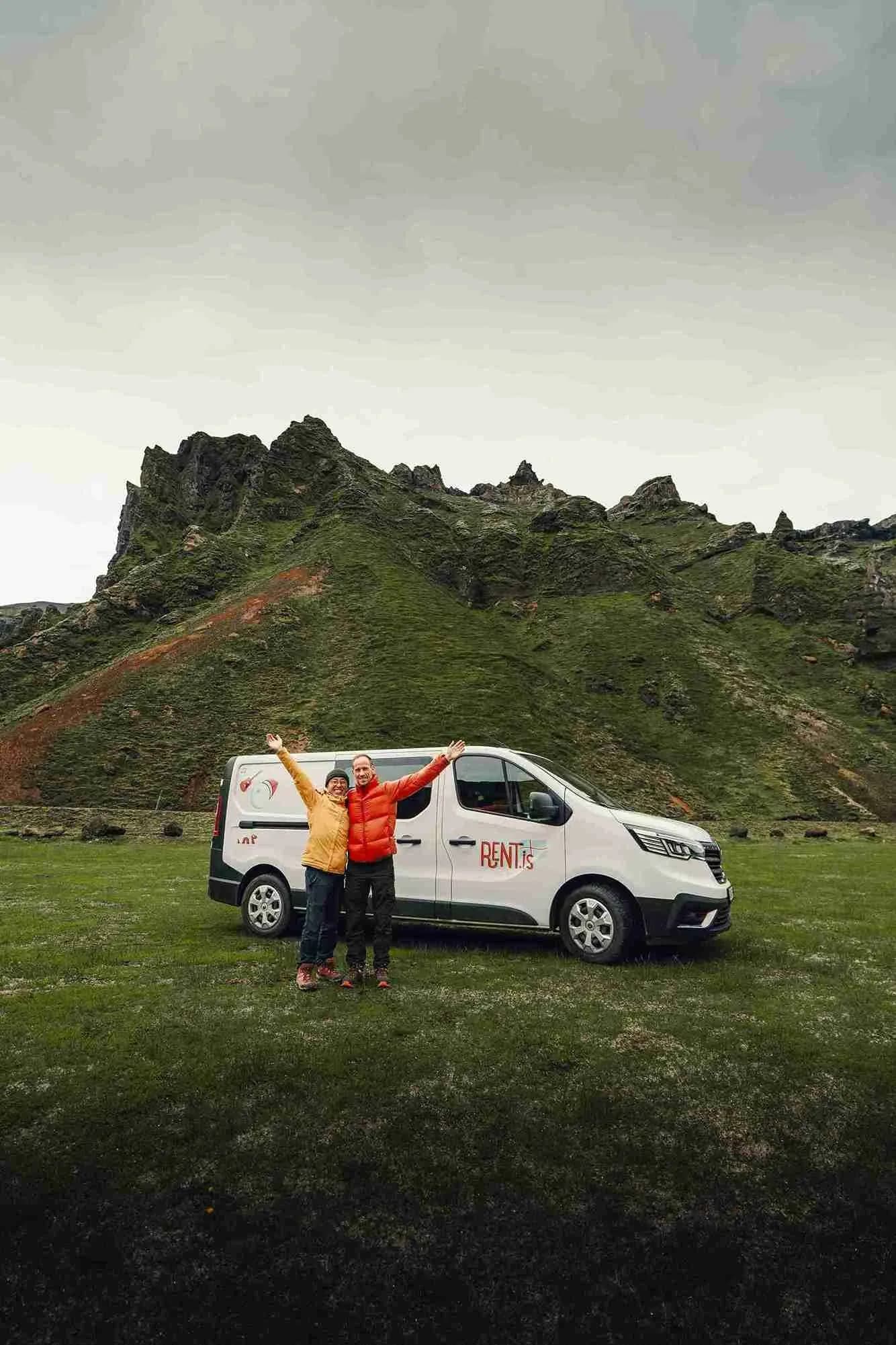 Paar jubelt vor dem Rent.is Renault Trafic 3 Automatik