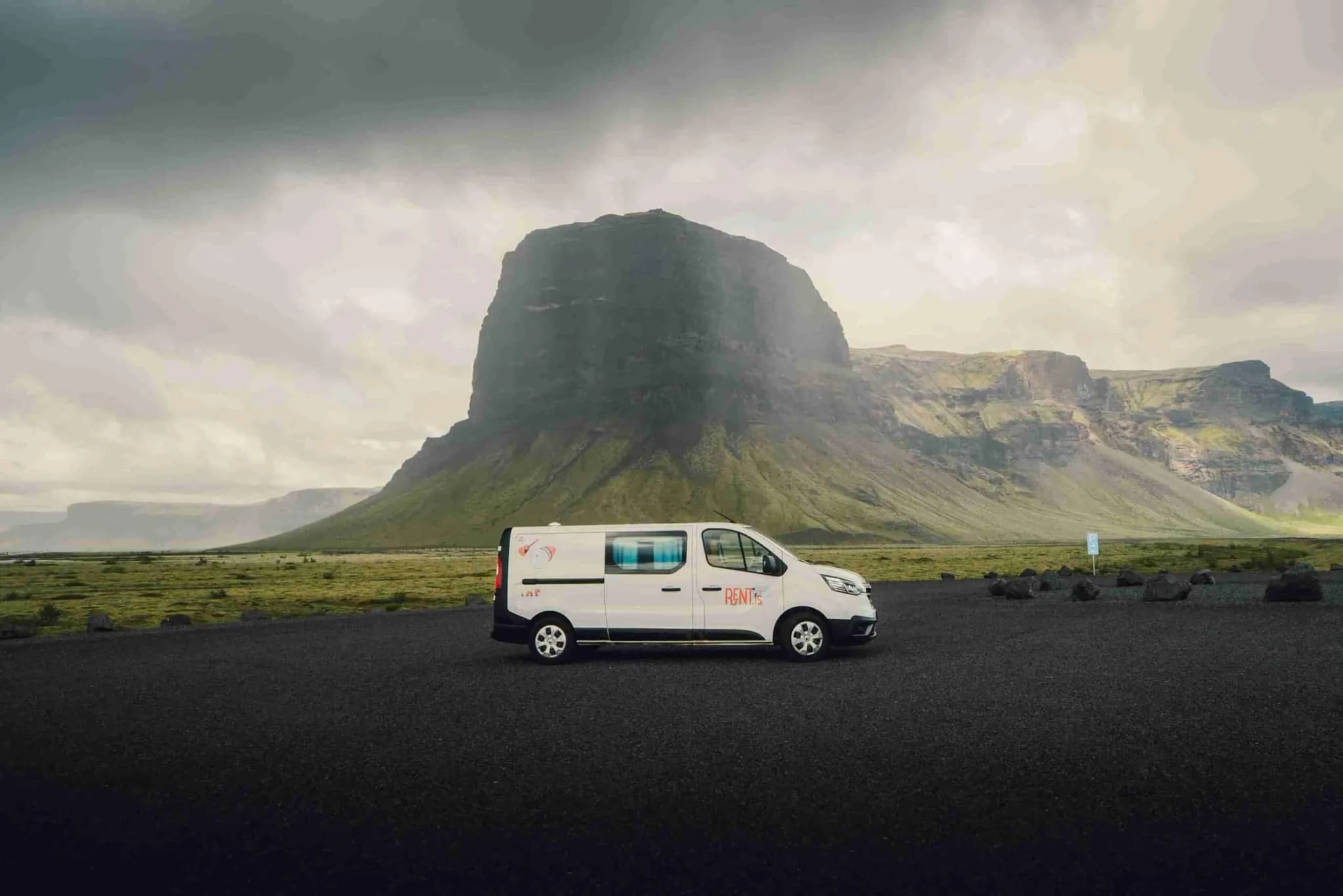 Rent.is Renault Trafic 3 Automatik vor einem Tafelberg im Nebel