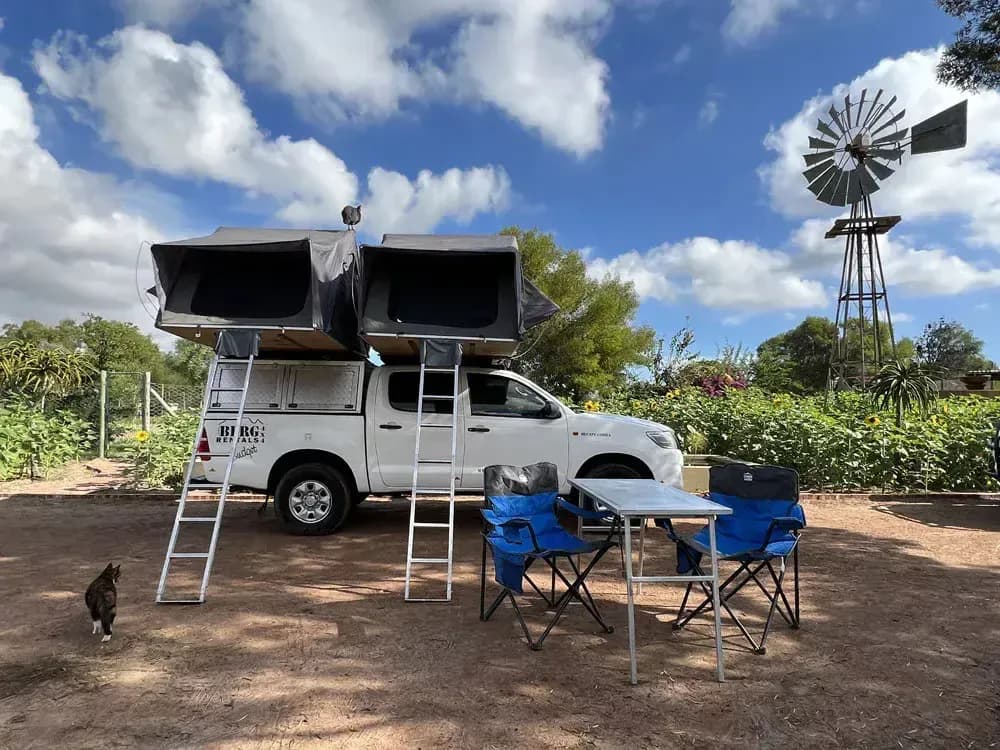 Budget Classic von Berg 4x4 Rentals vor grünem Hintergrund im Depot in Kapstadt Südafrika