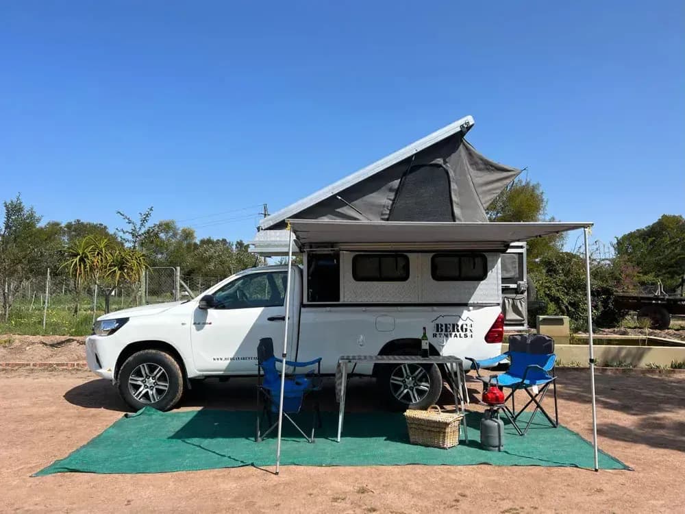 Bushcamper von Berg 4x4 Rentalsgeparkt auf einem Campingplatz in Südafrika