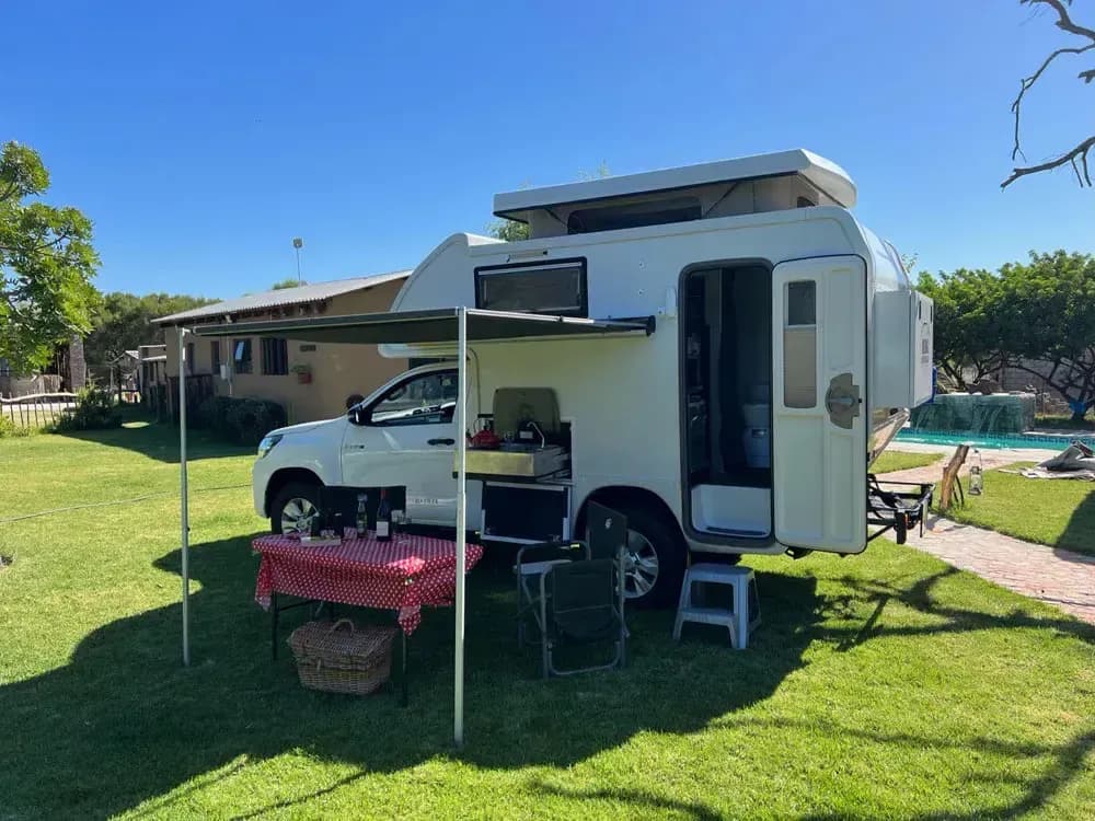 Motorhome von Berg 4x4 Rentals geparkt auf einem Campingplatz in Südafrika