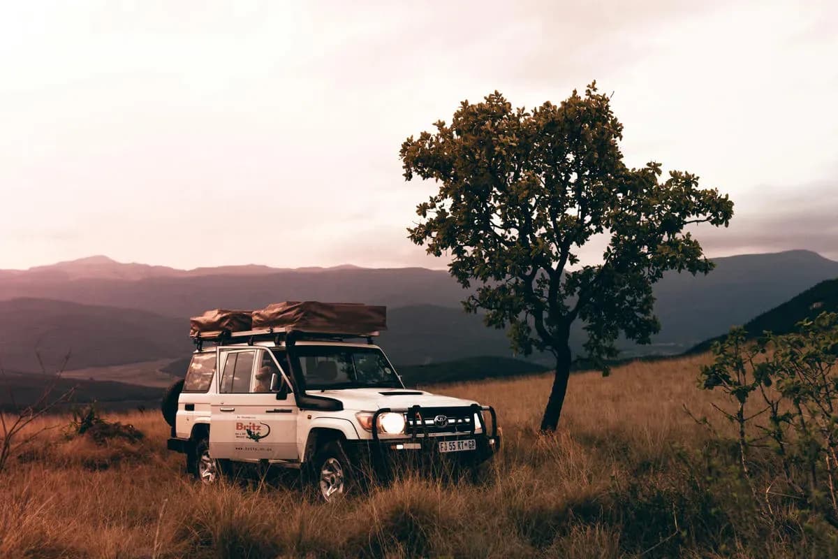 Den Toyota Ladcruiser Double Cab 4x4 DLE von Britz Africa in Südafrika für 4 Personen günstig über die CamperOase mieten.