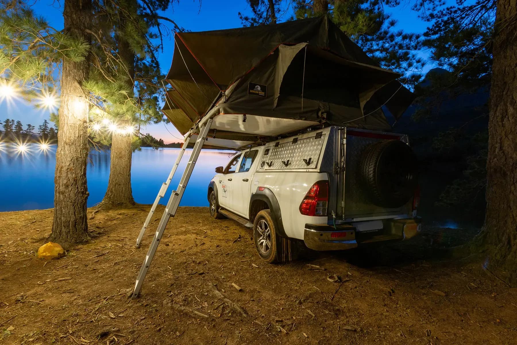 suedafrika, namibia, britz rentals, comfort hilux soft shell 4 pax, aufgebaut am abend
