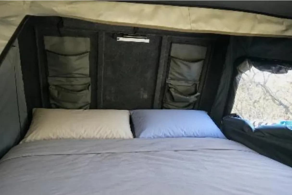 suedafrika, britz rentals, premium hilux hard shell 4 pax, bett im dachzelt