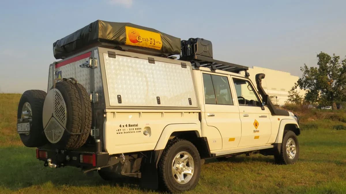 CRUC2 von Bushlore in Südafrika oder Namibia auf Wiese