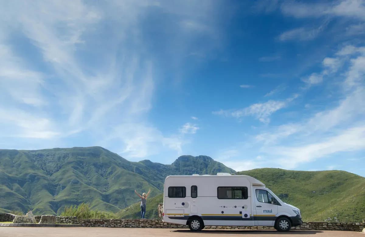 Der M4BI von Maui Motorhomes in einer Berglandschaft
