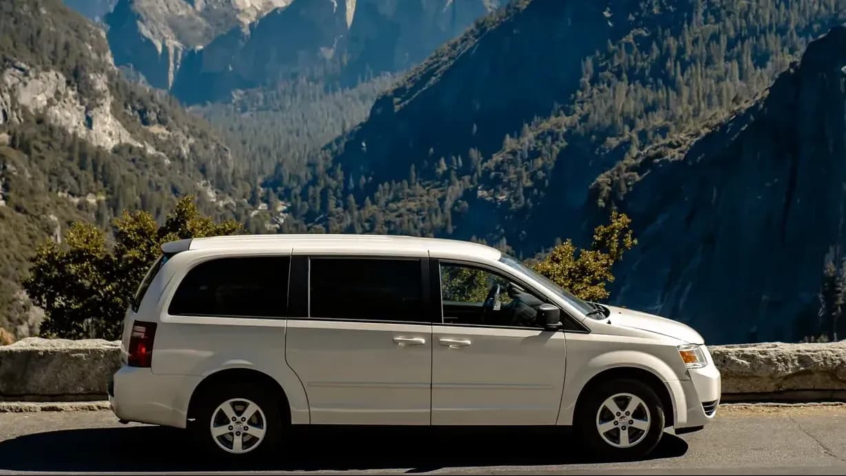 Caravan Campervan von Avanti Campervans am See geparkt in den USA