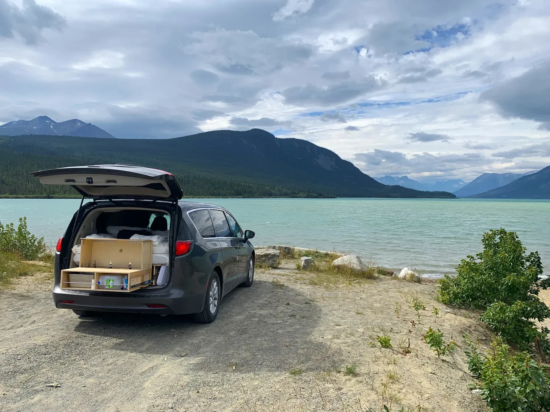 Voyager Campervan von Avanti Campervans am See geparkt in den USA