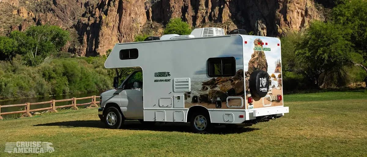 USA, Cruise America, Compact Plus RV, Außenansicht 1, Wohnmobile günstig mieten CamperOase