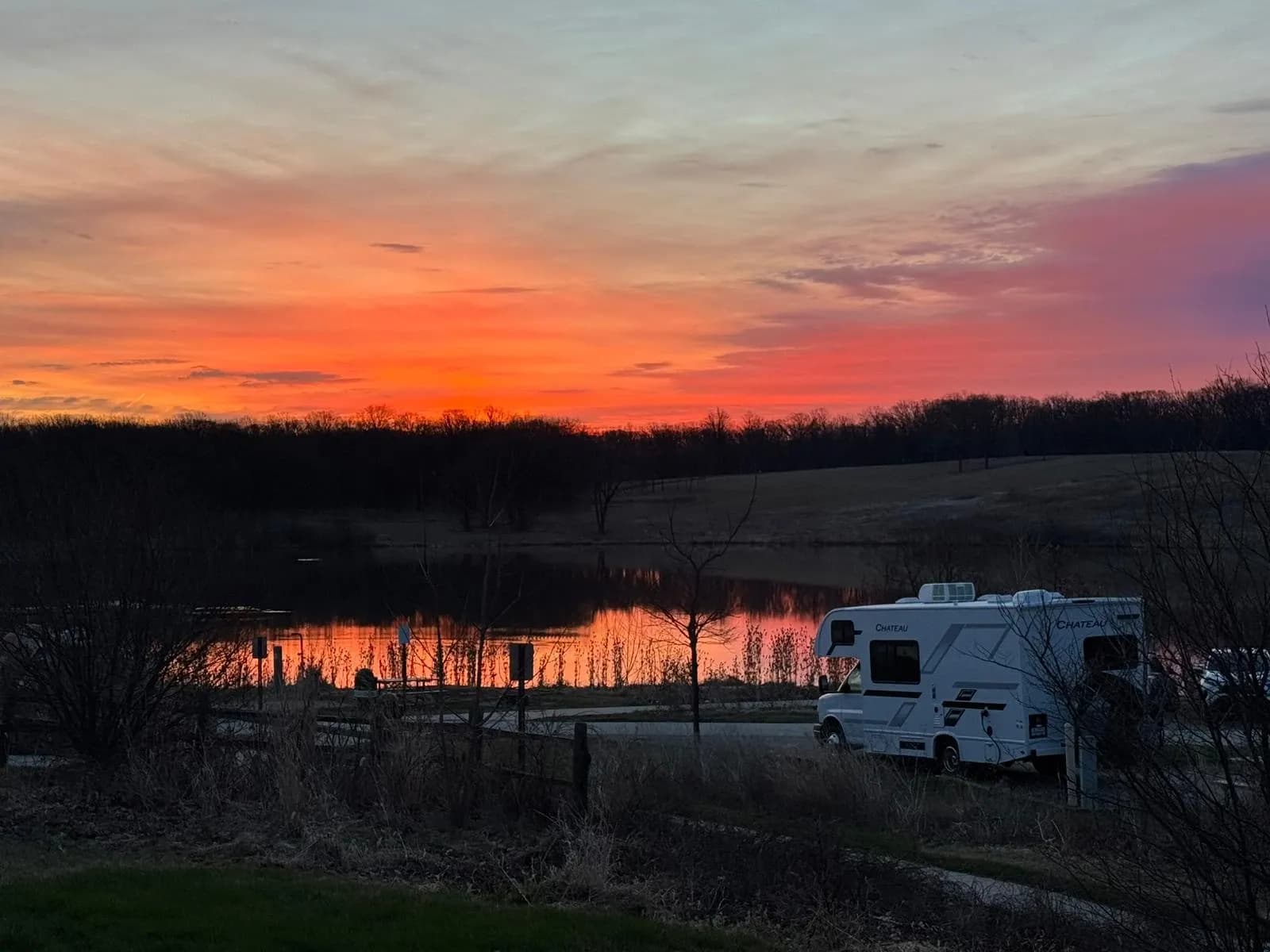 Der Allrounder 2026 von Graner Motorhome Rentals in den USA an einem See