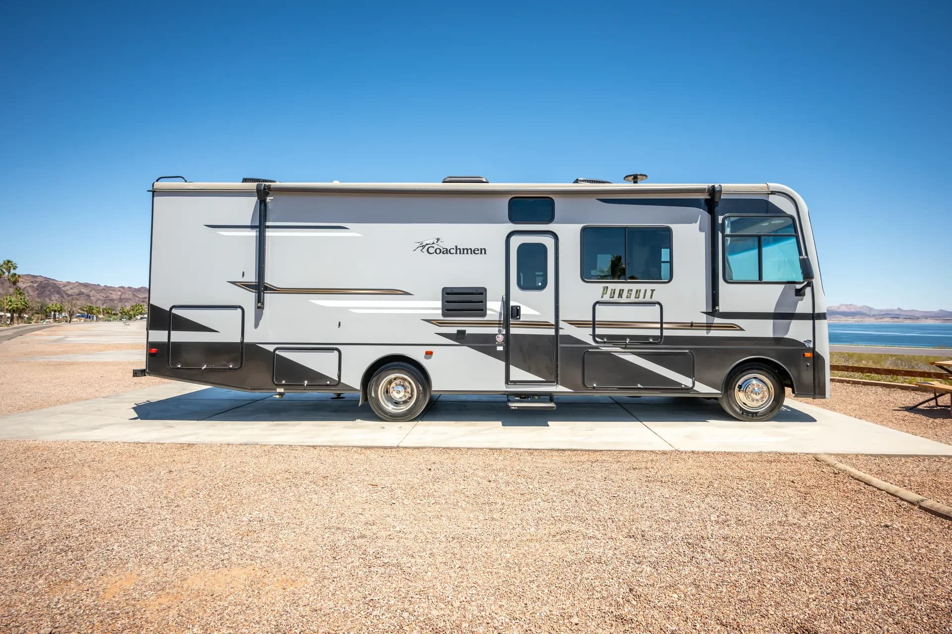 Das Class A MA Motorhome von Mighty für 6 Personen in den USA günstig mieten über CamperOase.
