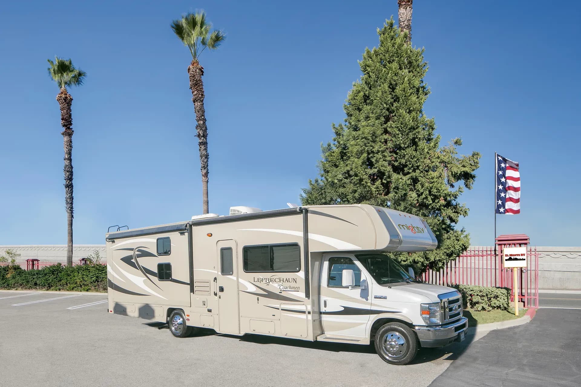 Das Class C Family Sleeper von Mighty für 4 Personen in den USA günstig mieten über CamperOase.