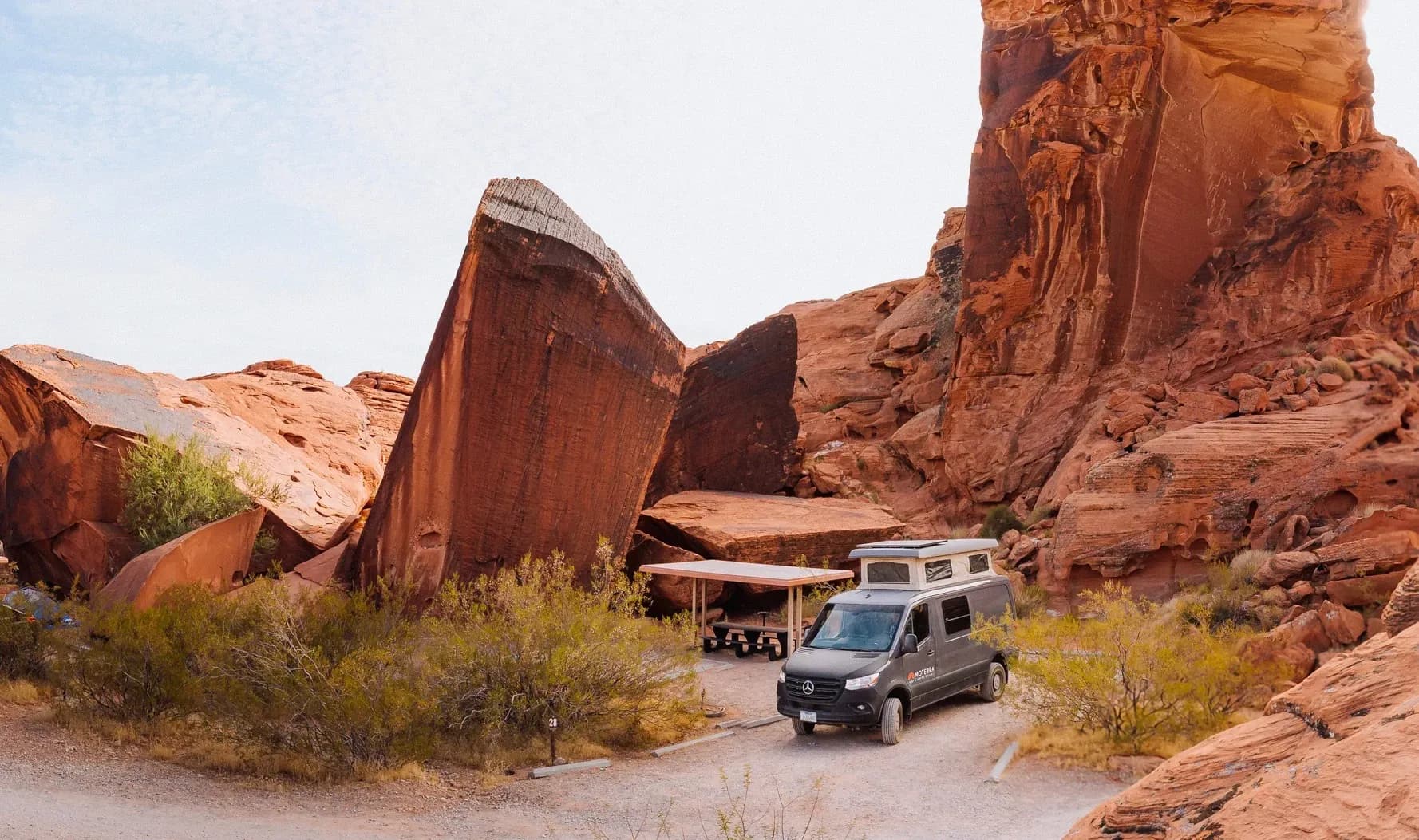 Pop Top Classic von Moterra Campervans zwischen Felsen geparkt in den USA