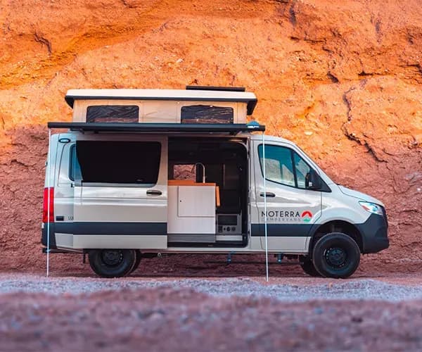 USA, Moterra Campervans, Pop Top Plus, Seitenansicht draußen