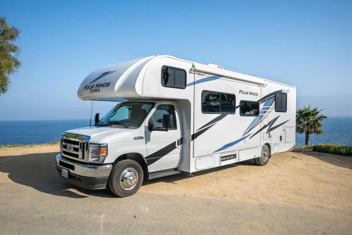 Mit dem Class C 29-31' R Wohnmobil von Road Bear RV mietet ihr euch einen tollen Begleiter für ein unvergessliches USA-Abenteuer!