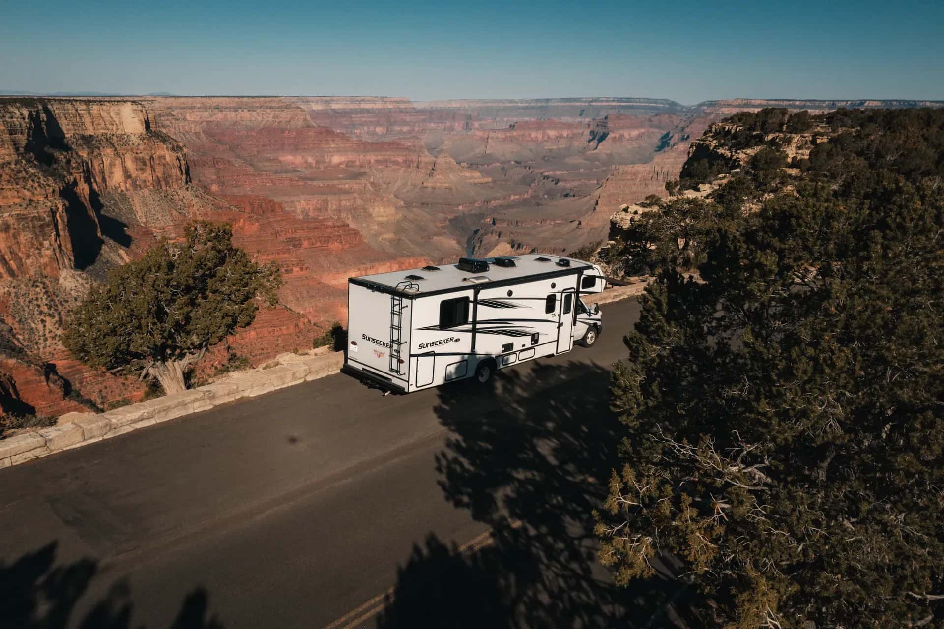 parkendes Wohnmobil vor der beeindruckenden Aussicht in den Grand Canyon