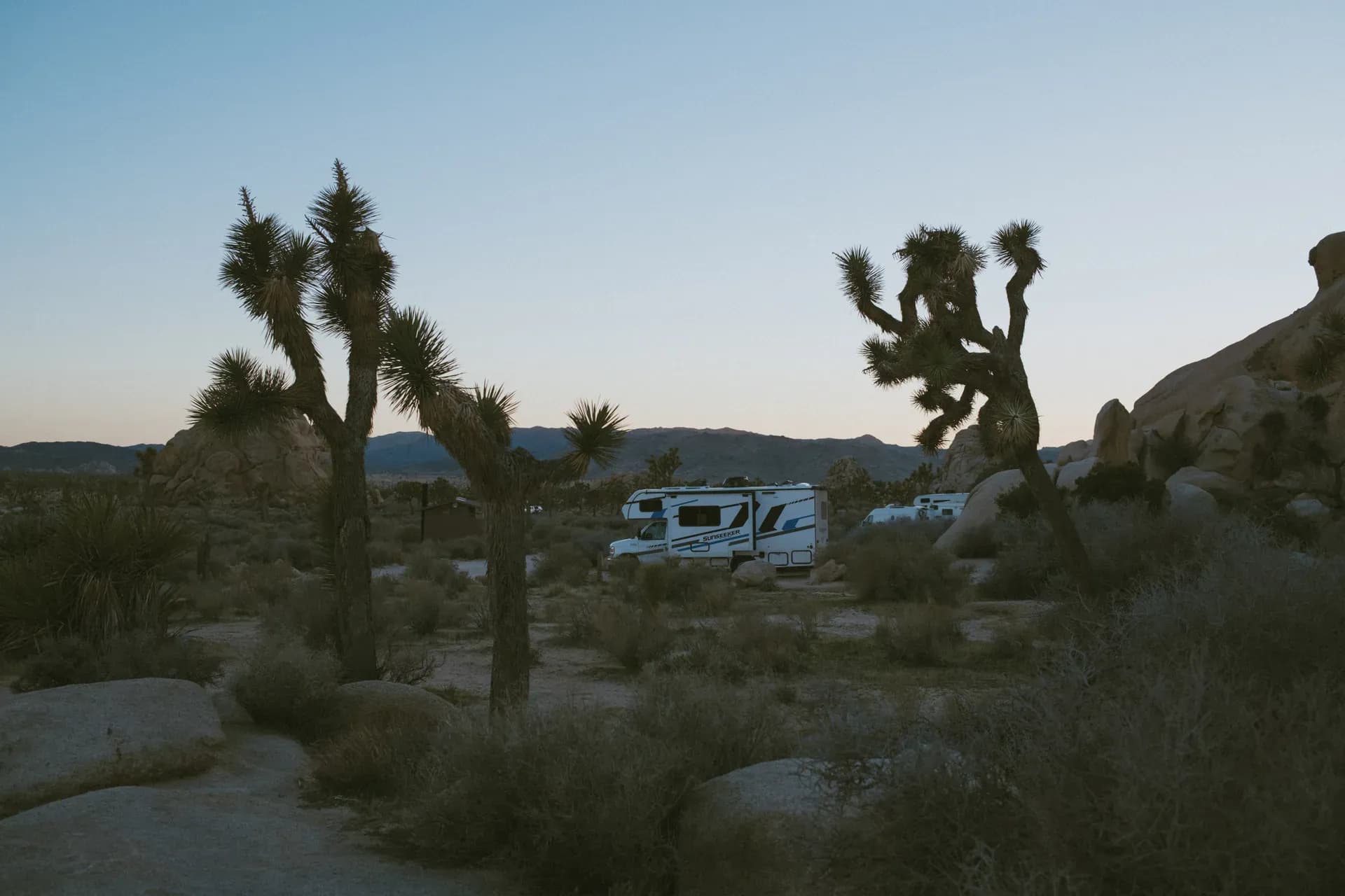 Modell des Saver 4 Class C 23-31 von Road Bear RV im Joshua Tree National Park in den USA