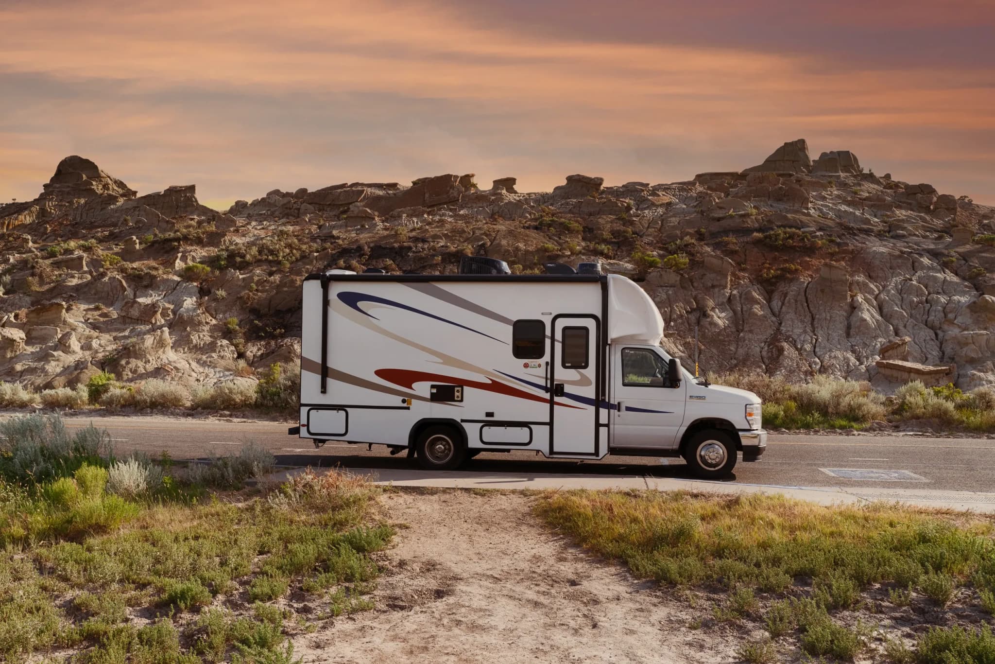 USA, Road Bear RV, Super Van Camper, vor Bergrkulisse in den USA
