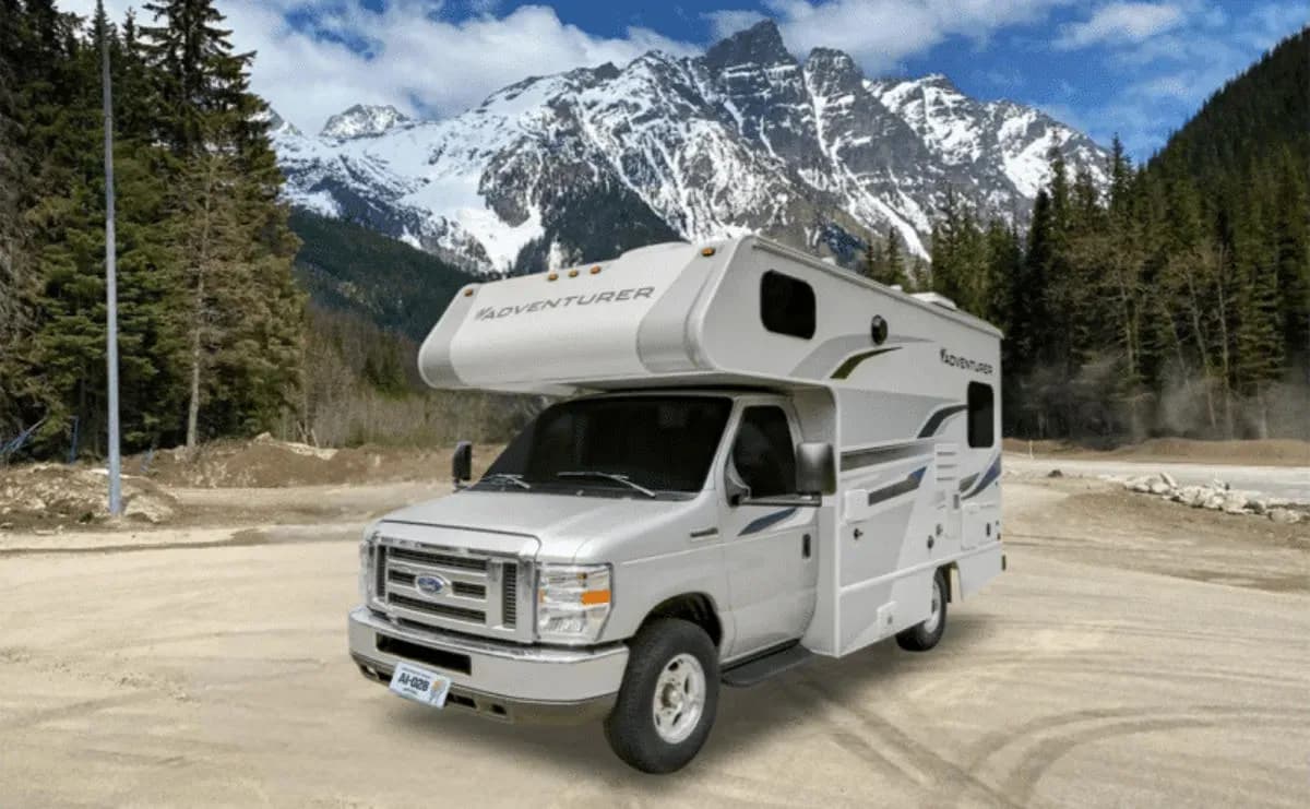 Klasse C3 Premium von Road Camper geparkt vor Bergen in den USA