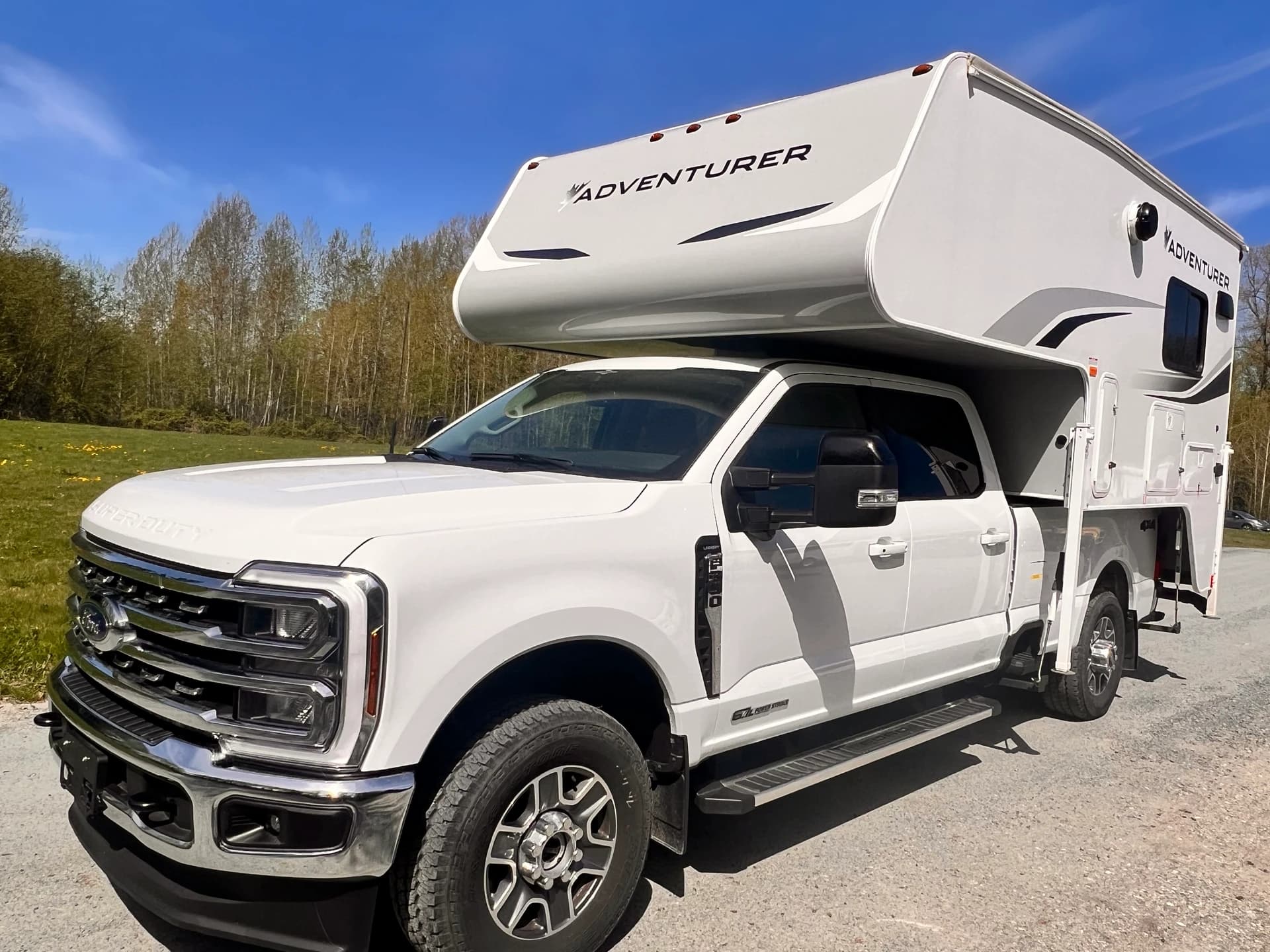 USA & Kanada, Ford Truck Camper, Sicht von Vorne, Campervan günstig mieten CamperOase