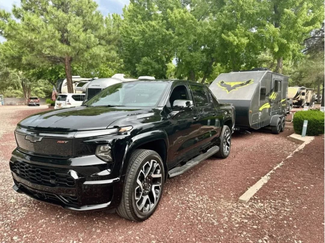 USA, RoadCamper, PickUp Truck mit Wohnwagen elektrisch, Außenansicht