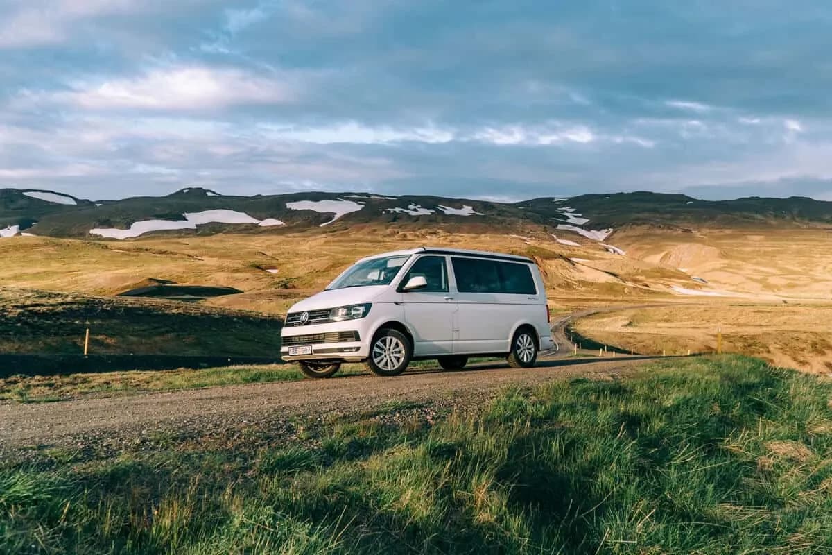 Rent.is VW California 4x4 Automatik auf einer Straße im Hochland