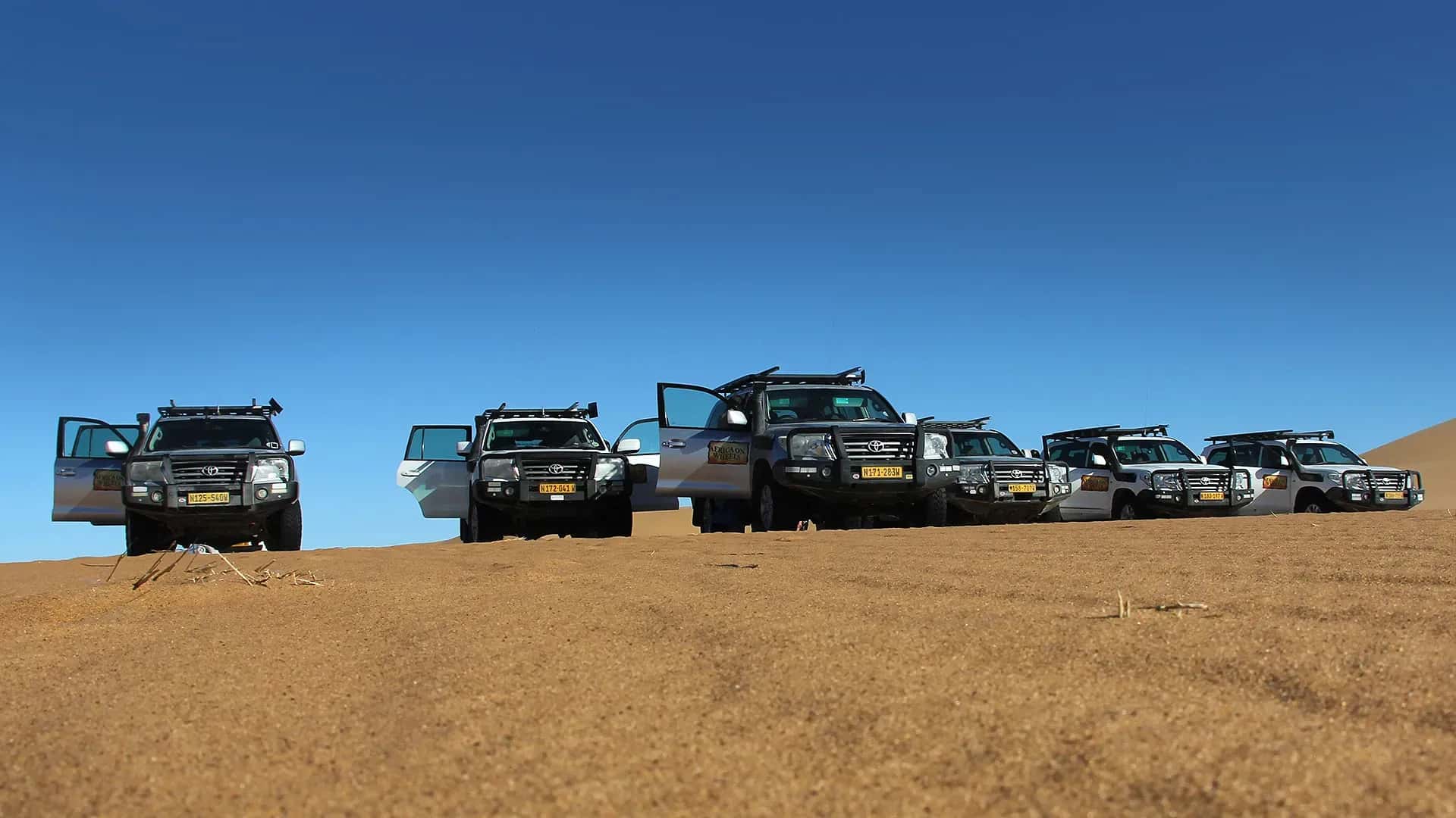 mehrere Fahrzeuge von Africa on Wheels in Namibia