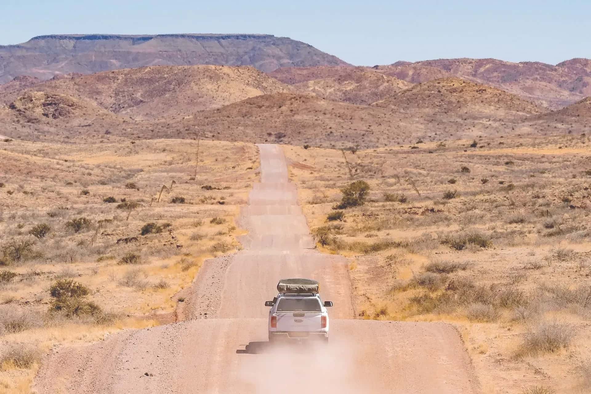 4WD Camper von Gracious Whisp auf Gravel Road in Namibia