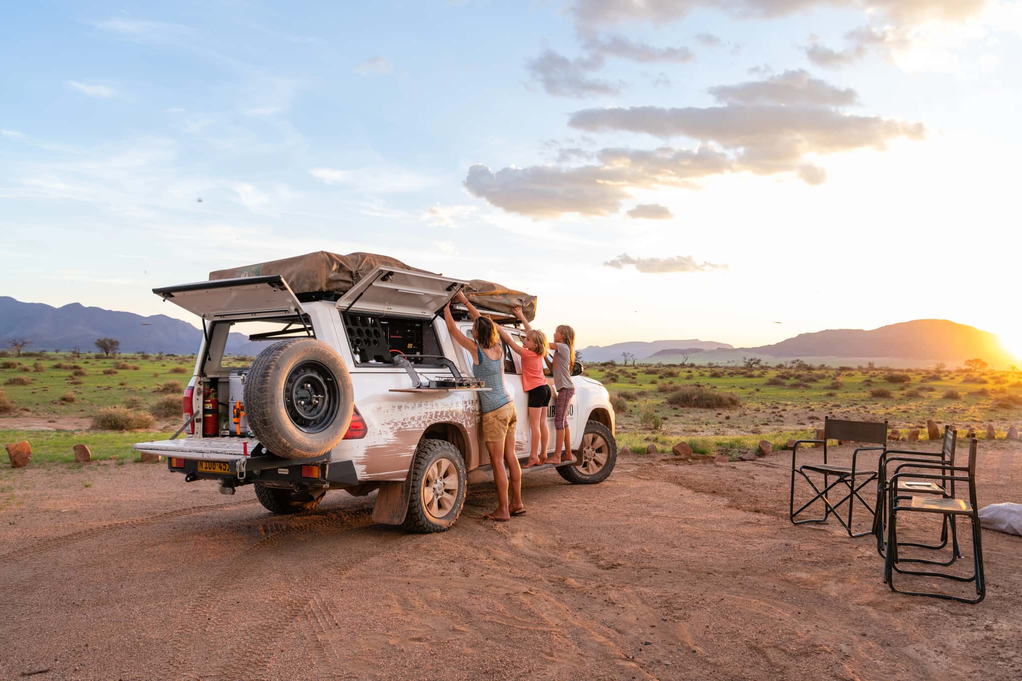 Familie mit Kindern und 4WD Camper von Namibia2Go in der Sonne