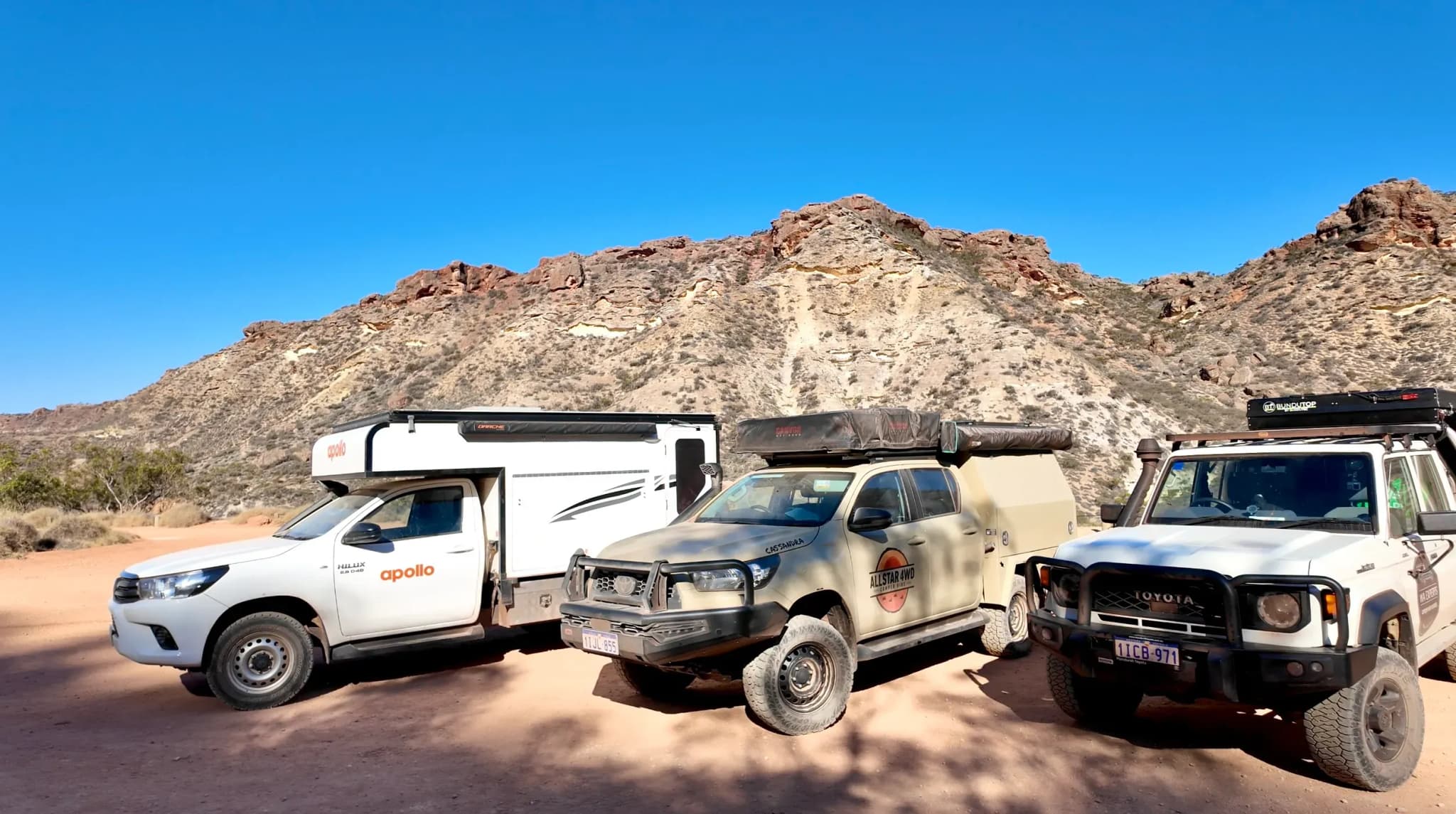 drei Allradcamper im Cape Range Nationalpark in Australien nebeneinander geparkt