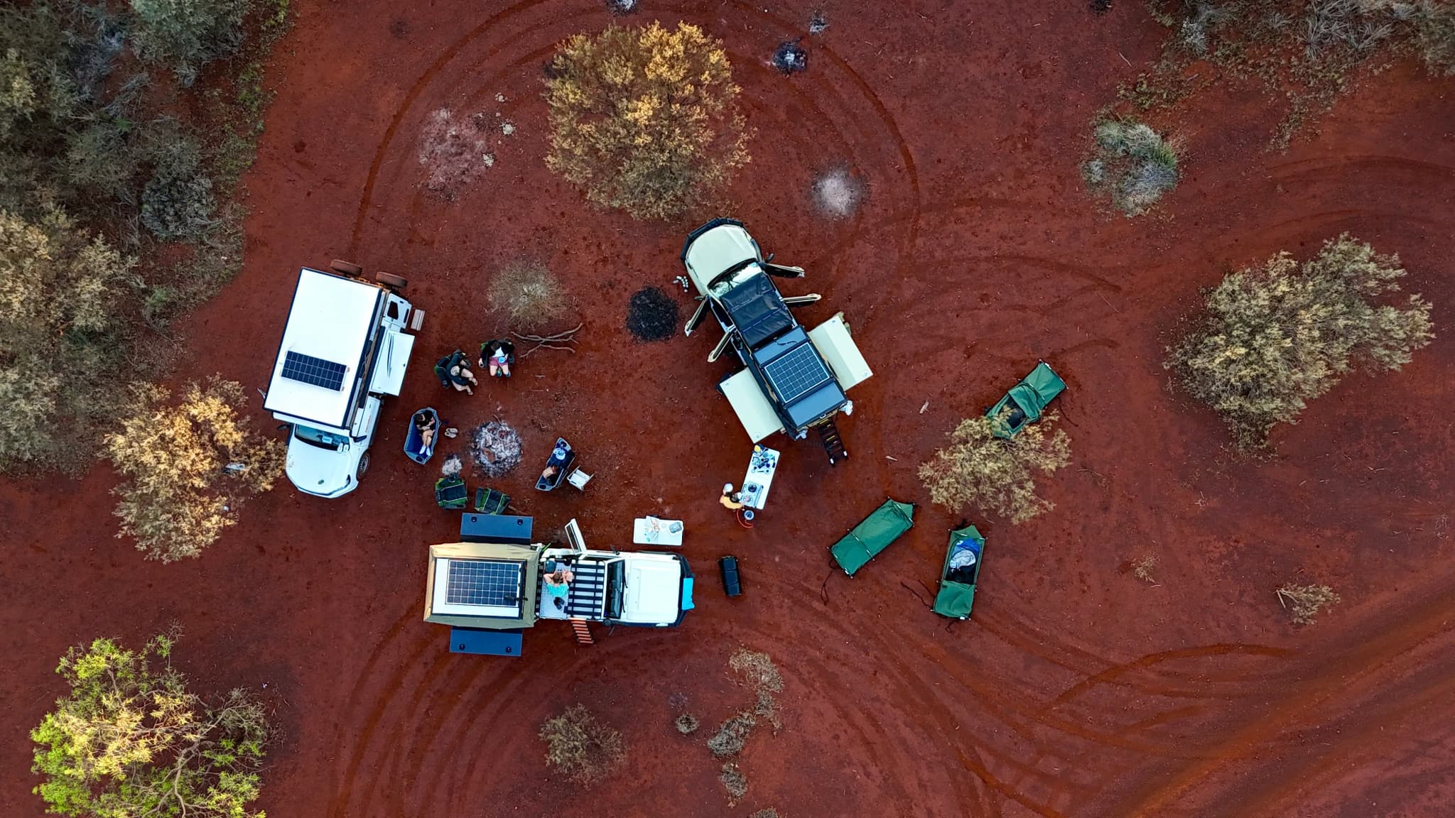 Drei Allradcamper im Outback Australiens aus der Vogelperspektive