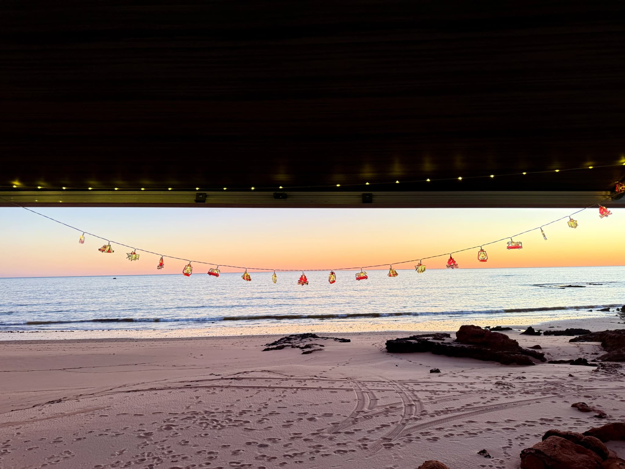 Lichterkette an der Campermarkise im Sonnenuntergang