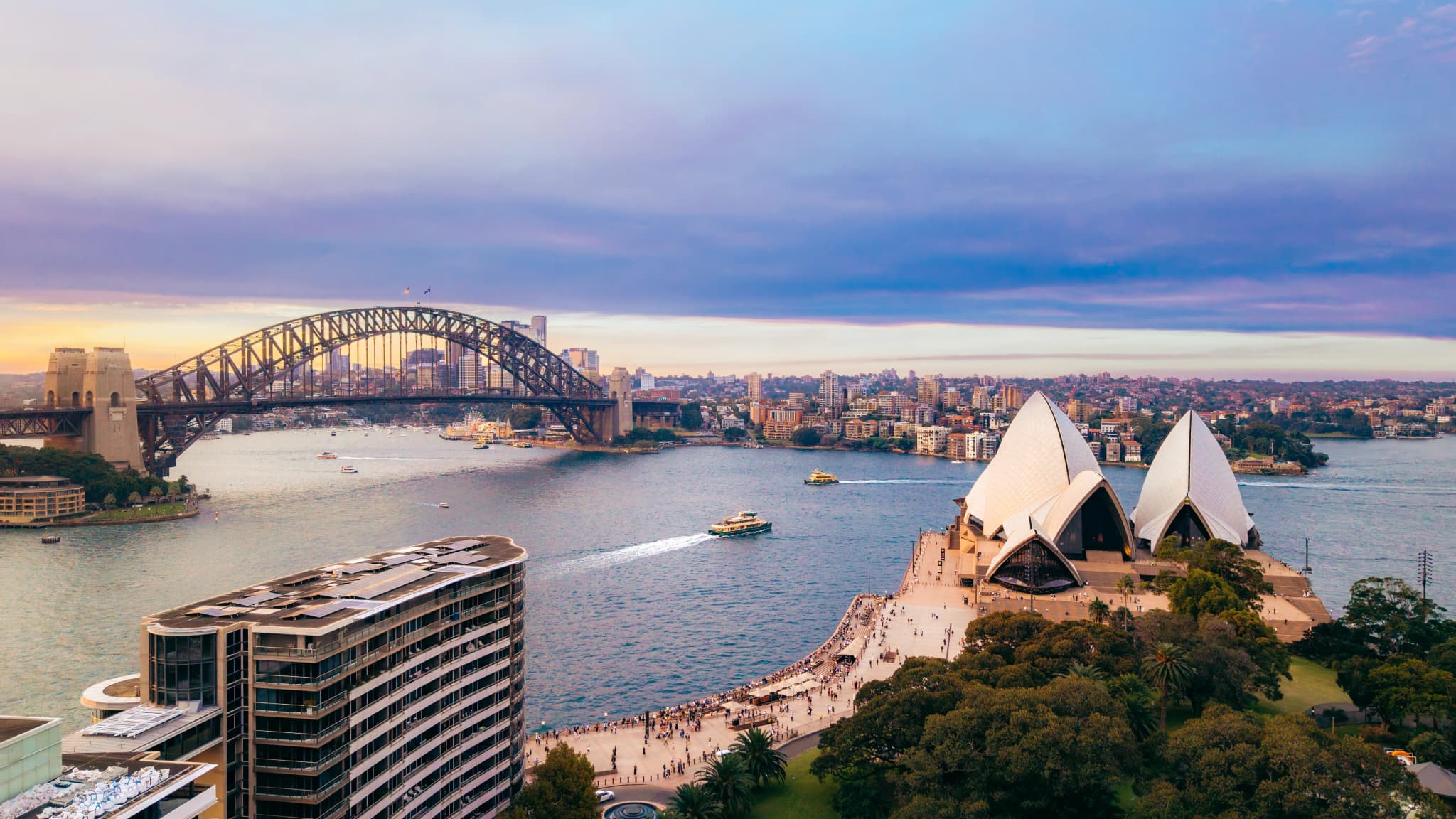 Blick aus Opernhaus und Harbour Bridge in Sydney