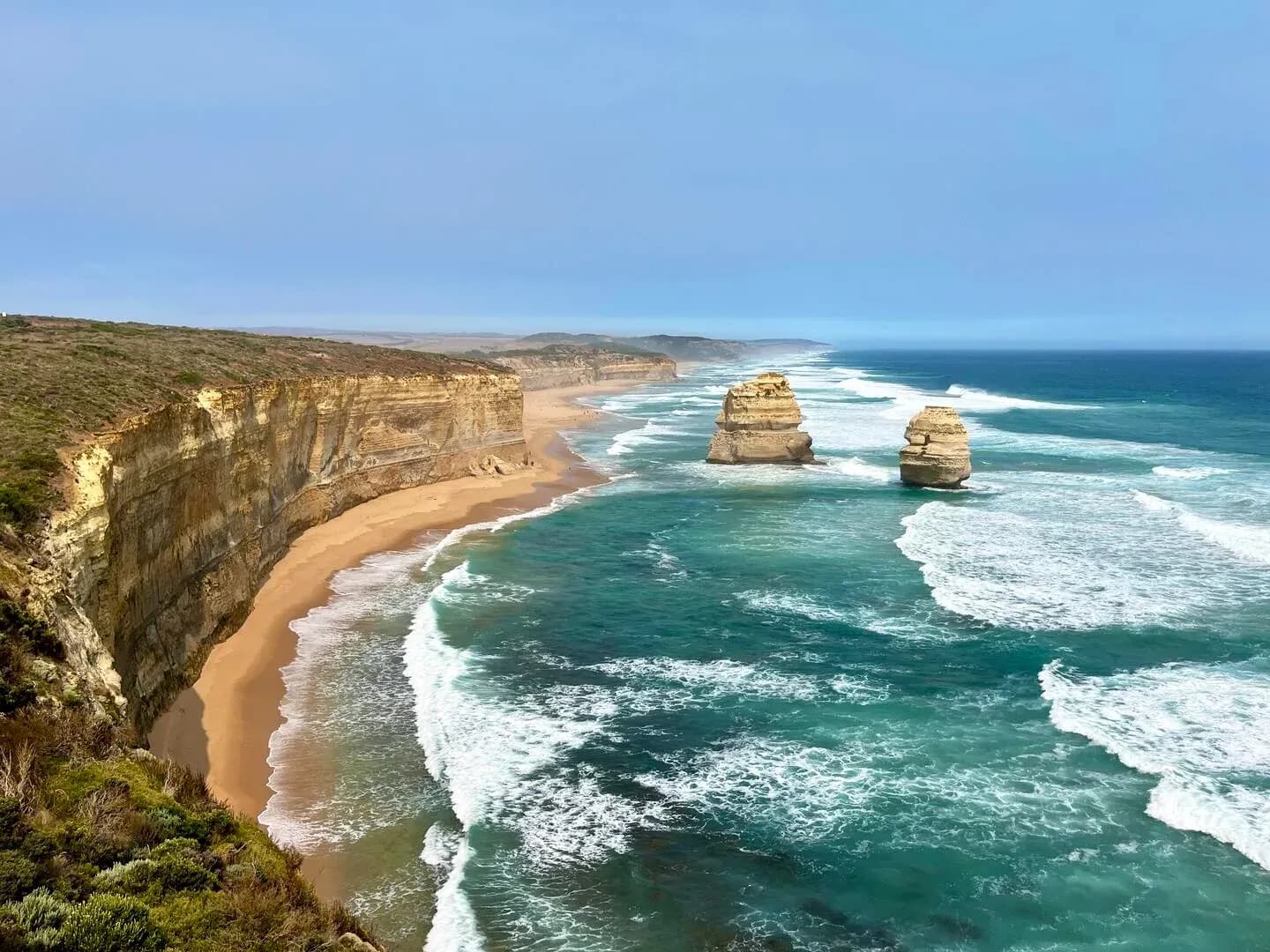 Great Ocean Road in Australien mit Küstenstraße, steilen Klippen und Blick auf den Ozean